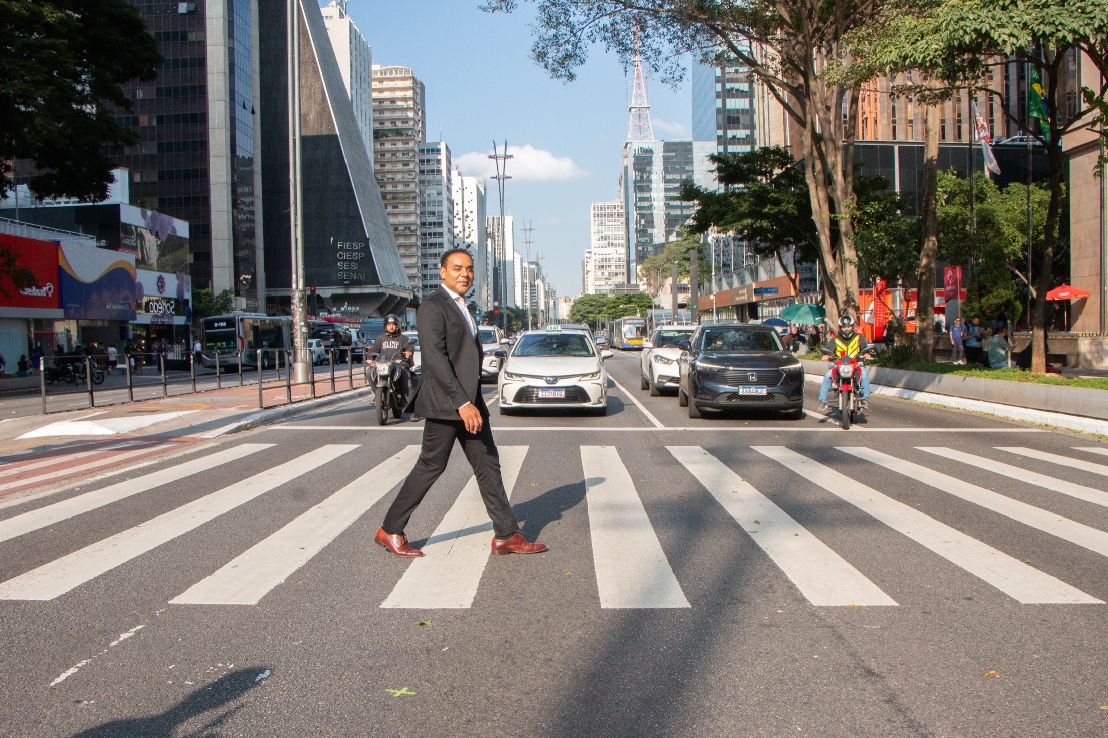 Gilson Rodrigues atravessando a Avenida Paulista